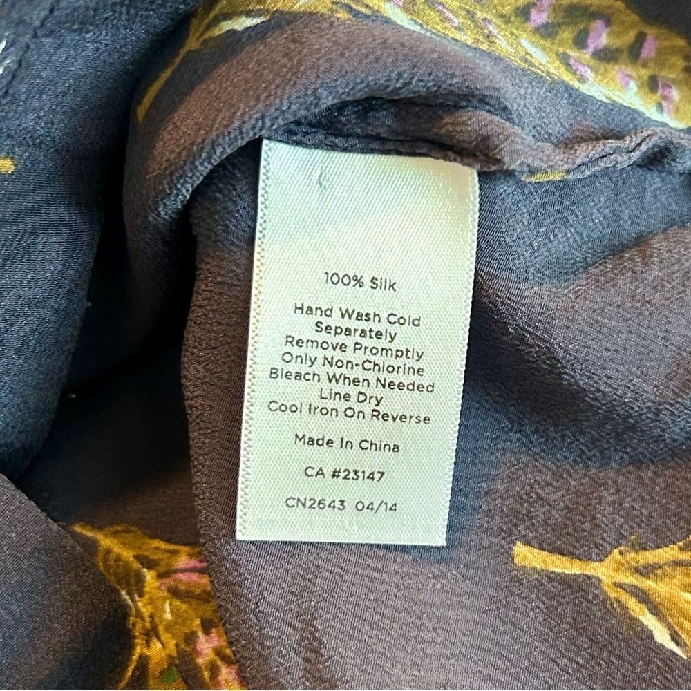 Talbots Women’s Feather Print Silk Button Down Blouse Sz 8P - Picture 7 of 7